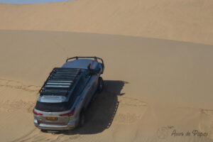 4x4 qui trace le chemin pour monter