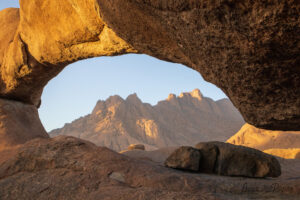 Arche avec montagnes derrière