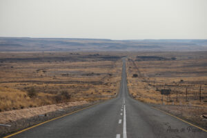 Route entre les montagnes vers Aus