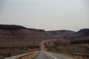 Route entre les montagnes vers Aus