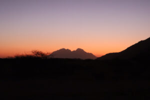 Coucher de soleil sur les montagnes au loin