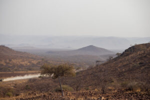 Montagnes dans le paysage en direction d'Opuwo
