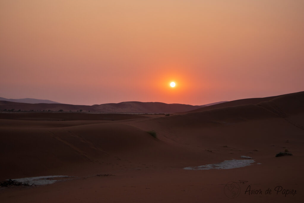 Lever du soleil sur le désert du Namib