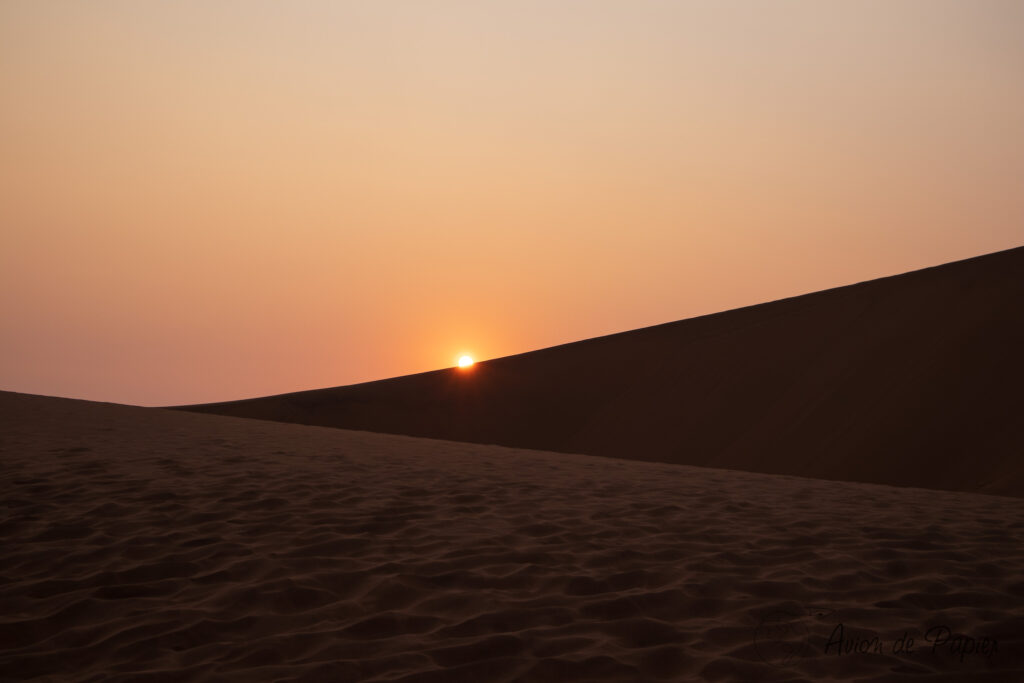 Soleil caché derrière une dune