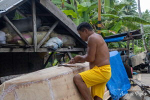 Homme qui refait son bateau