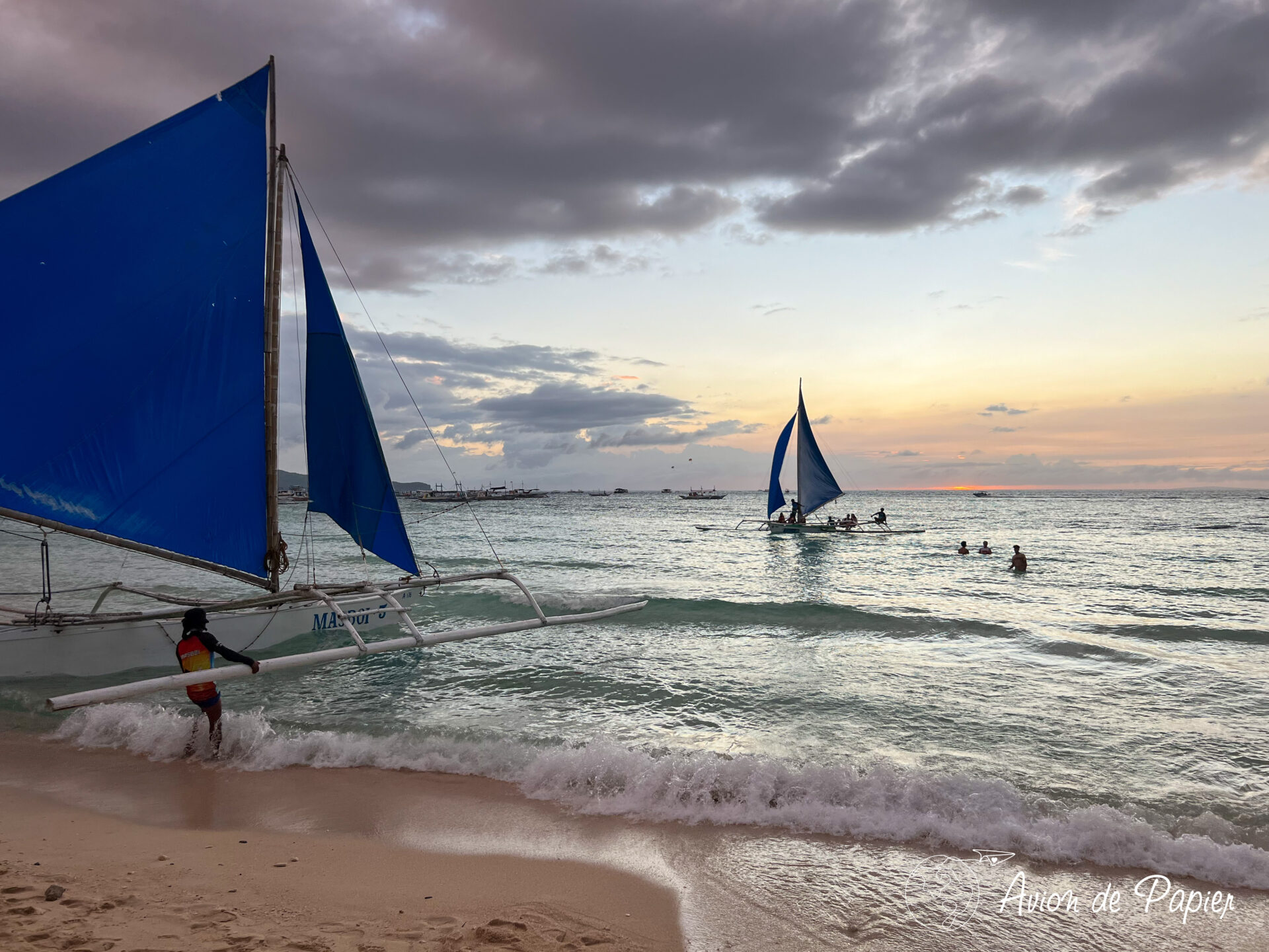 Coucher de soleil sur la plage de White Beach à Boracay