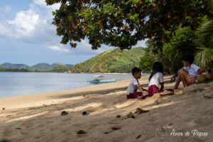 Enfants qui jouent sur la plage de Ocam Ocam