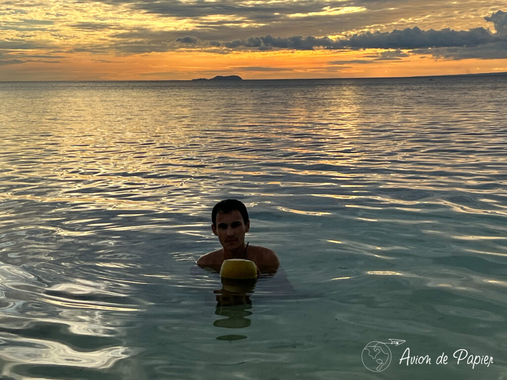 Esteban dans l'eau a Siquijor