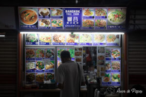 Monsieur qui commande derrière un restaurant dans chinatown