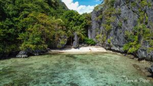 Petite plage de rêve entourée de magnifiques rochers