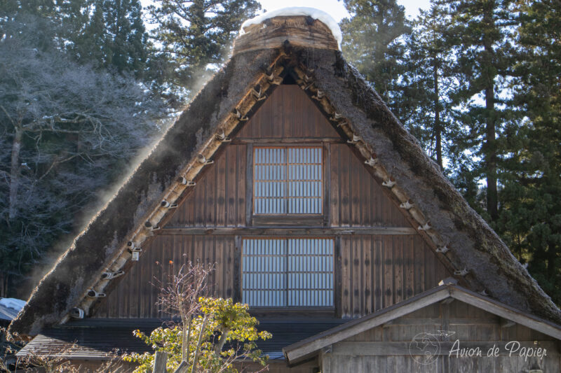 Fumée sur le toit d'une maison triangulaire