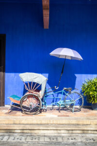 Maison bleue et vélo bleu