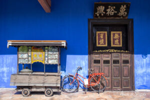 Maison bleue et vélo rouge