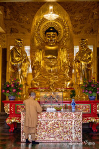 Moine dans un temple