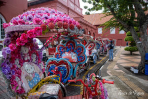 Plusieurs tricycles dans la rue