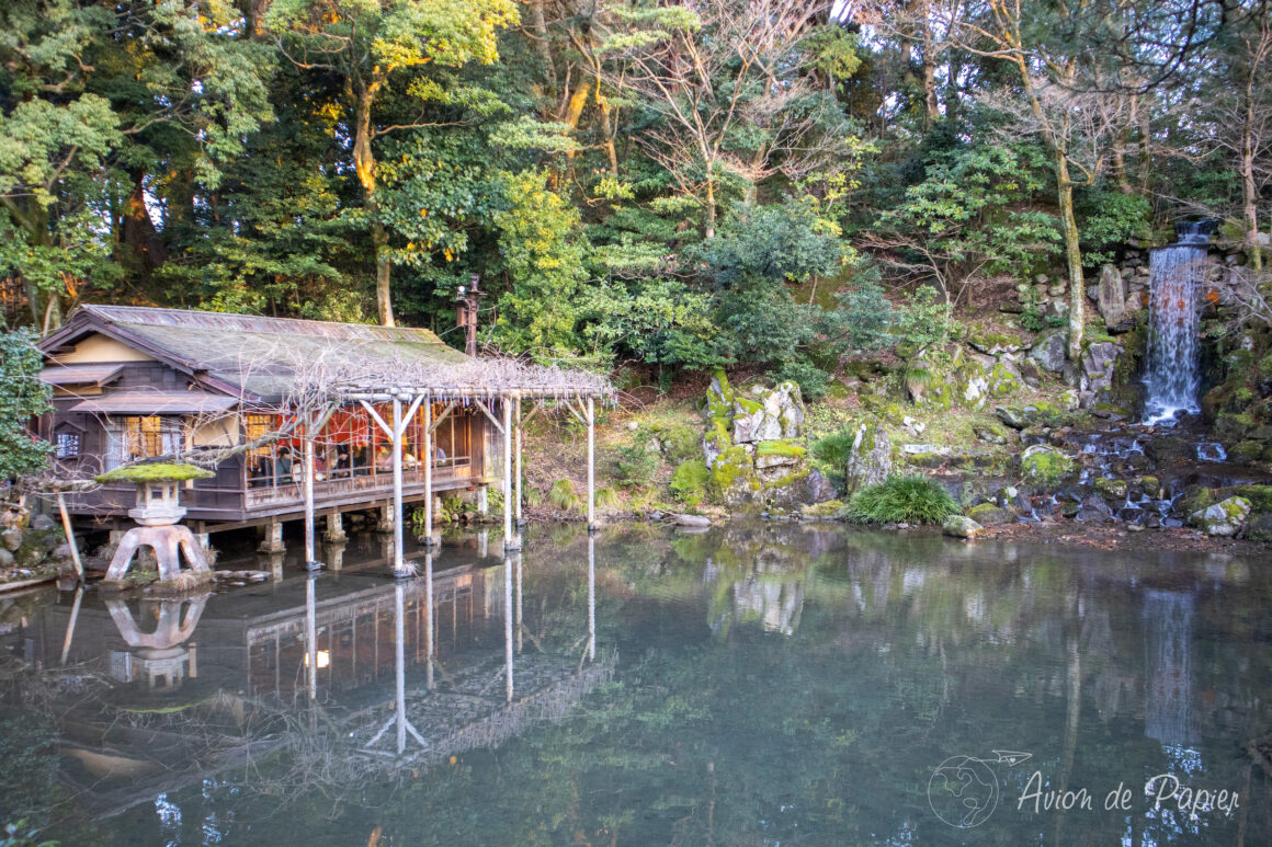 Restaurant au bord de l'eau et chute d'eau