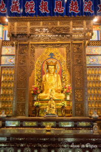 Statue couleur or au milieu du temple