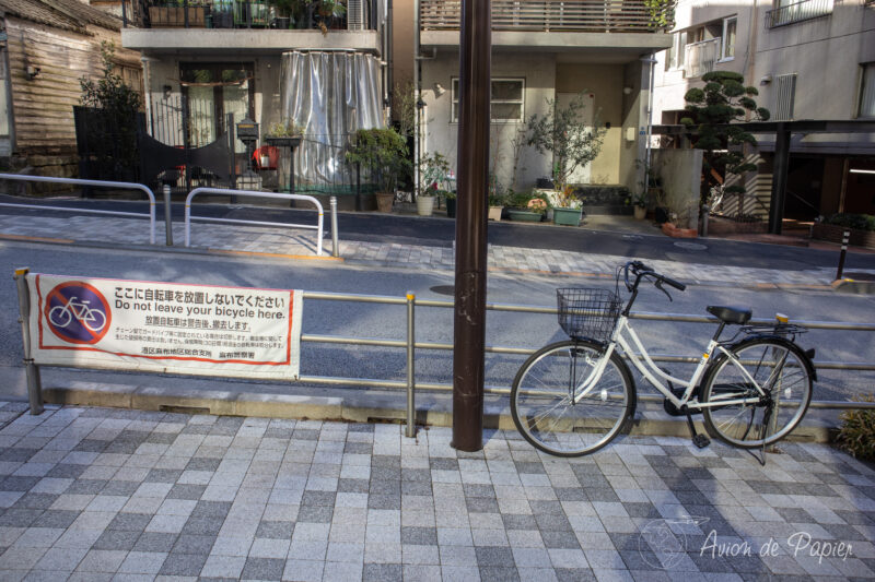 Vélo qui se gare sur une interdiction