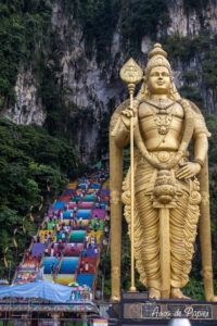 Statue de Lord Murugan en face de la grotte de Batu