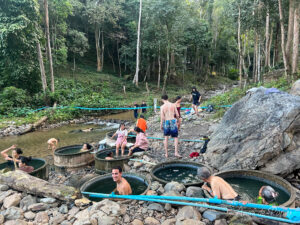 Esteban dans les bains chauds des locaux