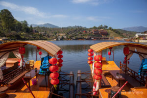 Bateaux dans le lac du village Bain Rak Thai