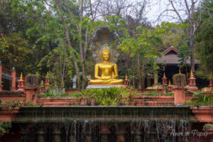 Bouddha doré au milieu de l'eau