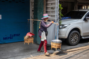 Dame avec du sticky rice