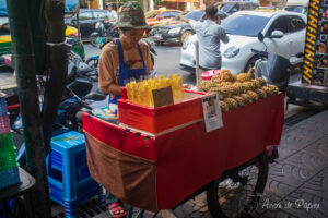 Dame qui prépare des ananas