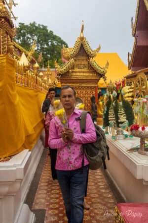 Monsieur avec une fleur dans un temple