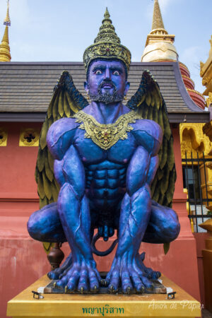 Statue à l'entrée du temple doré