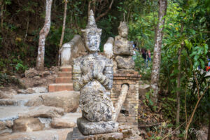 Statue à l'entrée d'un temple