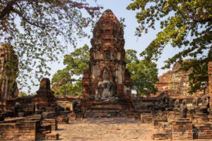 Statue dans ruines