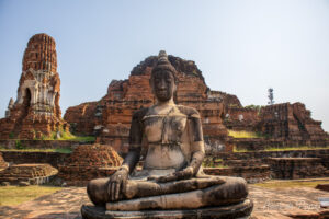 Statue dans ruines