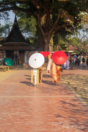 Tenues traditionnelles dans un temple