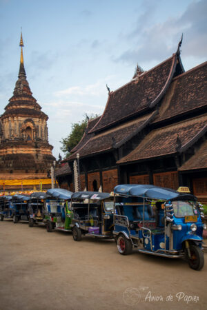 Tuk tuk devant le temple