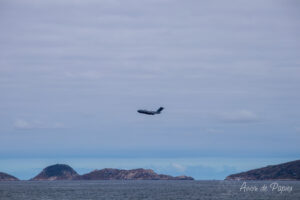Avion au dessus de la mer
